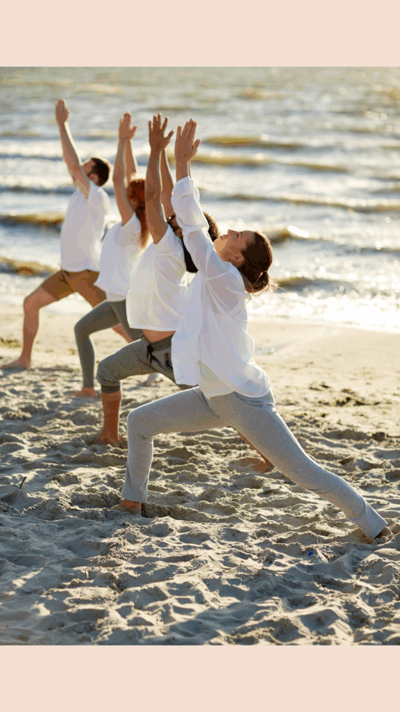 Personengruppe praktiziert Hatha Yoga am Meer in Kühlungsborn begleitet von Afterwork-Yoga-Vibes